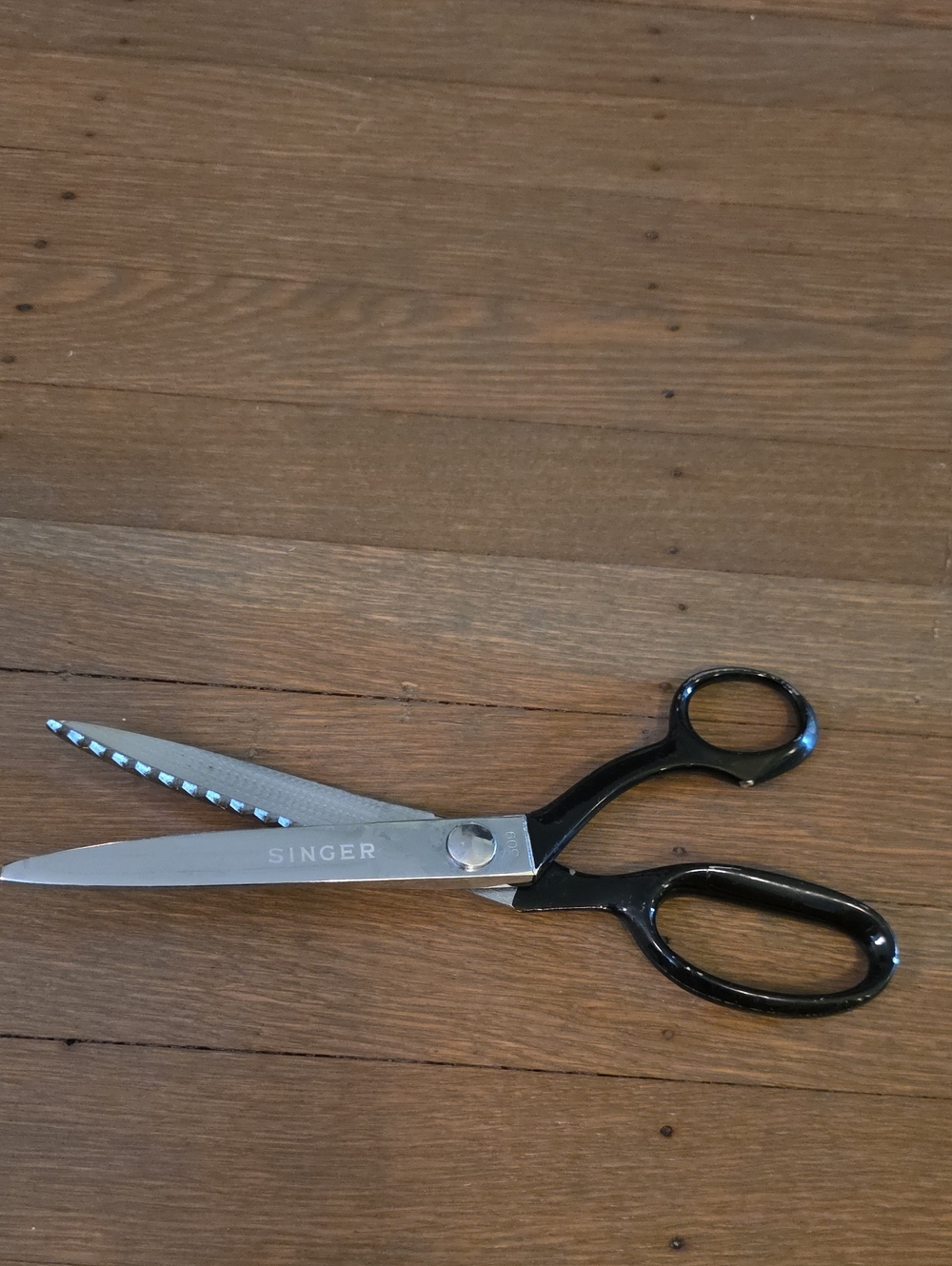 Singer Black and Silver Pinking Shears